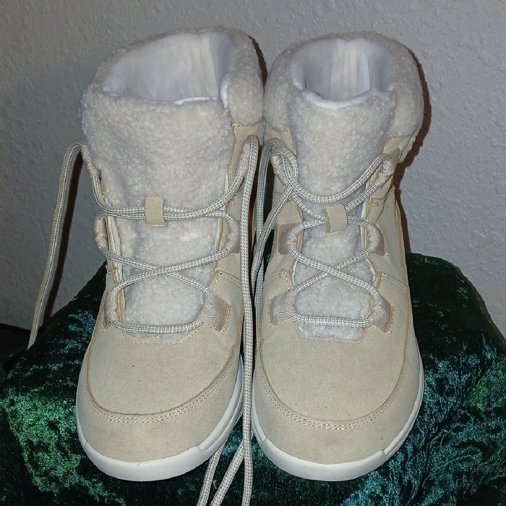 JBU Cream Faux Fur Lined Footwear NWOT